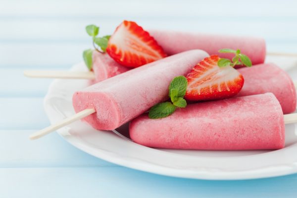 Frozen Strawberry Yogurt Popsicles 