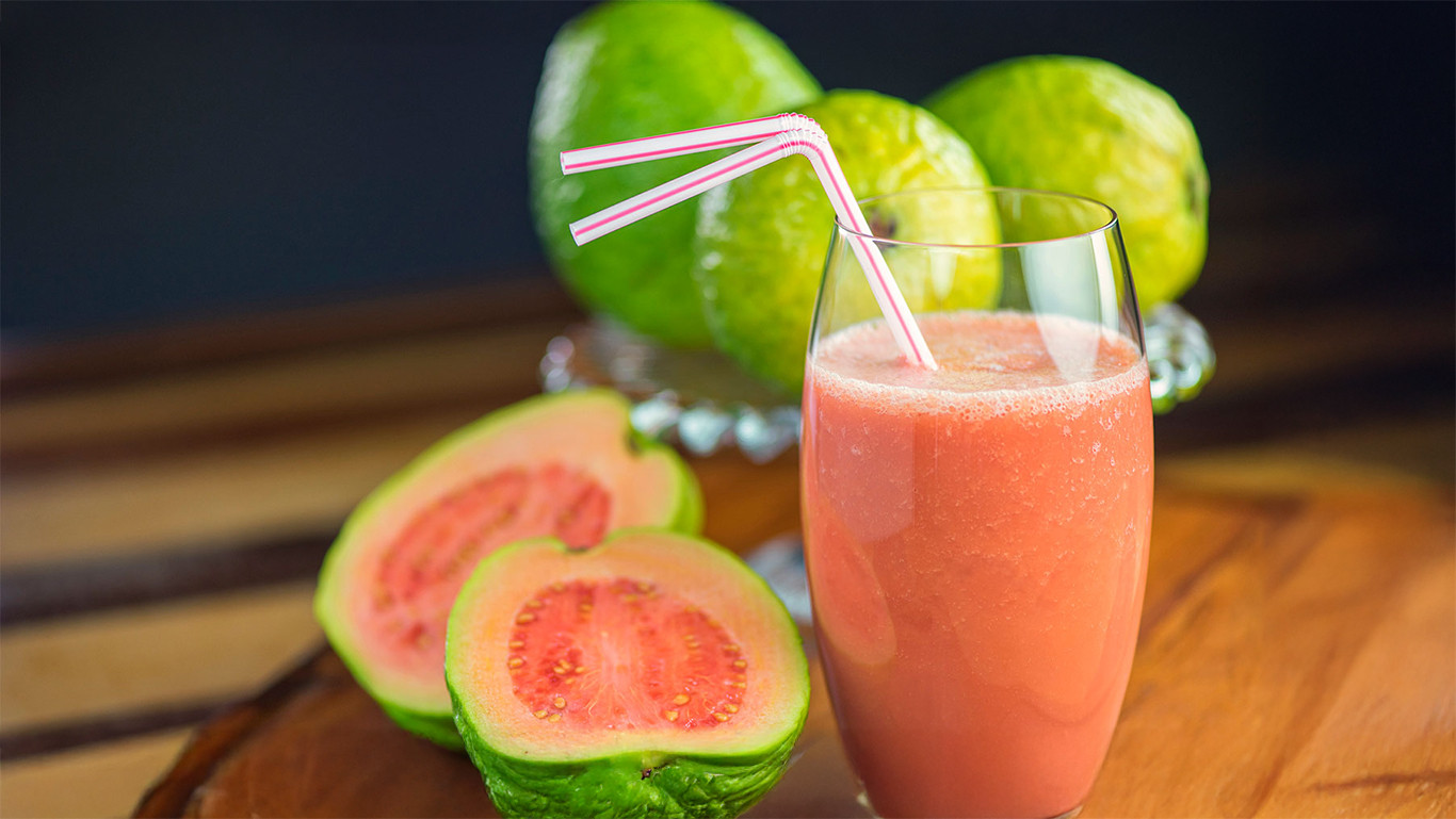 Top 10 health benefits of fresh guava juice (1)